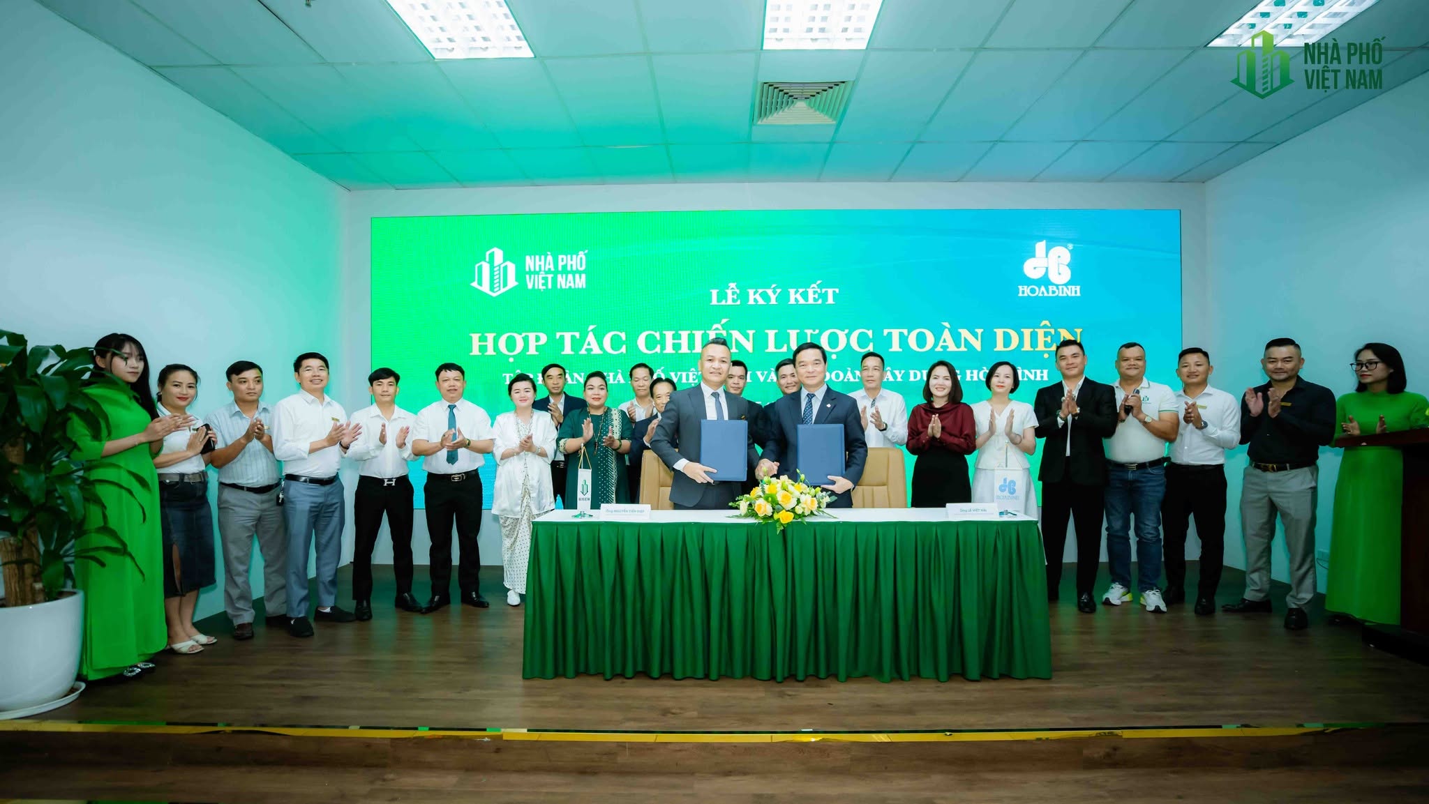 Tập đoàn Nhà Phố Việt Nam ký kết hợp tác chiến lược với Tập đoàn Xây dựng Hòa Bình và Phúc Vương Global Brand